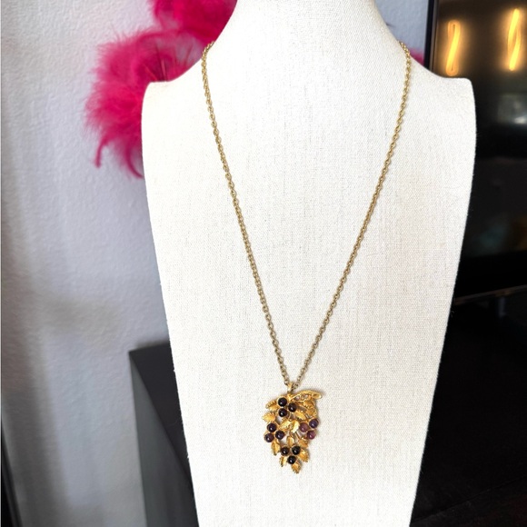 Vintage Grapes and Leaves Gold Pendant Necklace - Picture 7 of 9